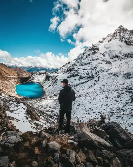 Turista viendo por primera vez la laguna humantay