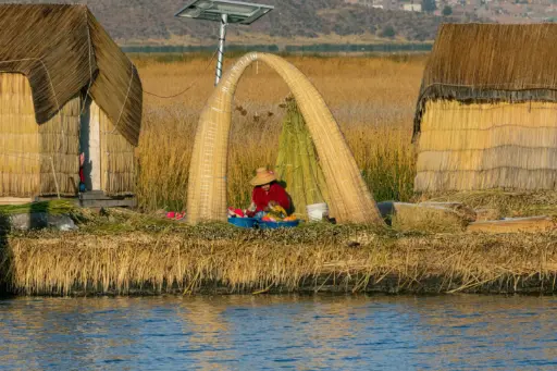 Foto del lago titica y unas chozas de paja