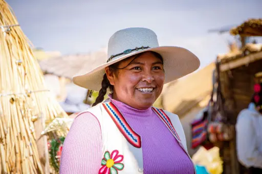 Mujer en puno sonriente