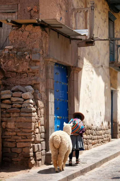 Foto de mujer cusqueña con alpaca caminando por Cusco