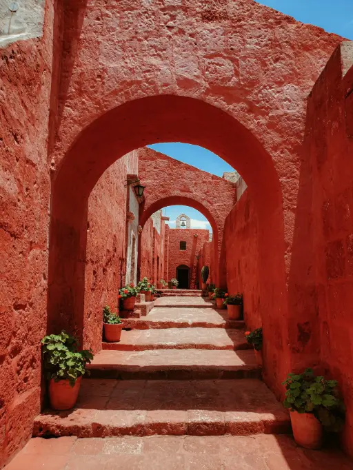 Foto de paredes y pasillos rojos del monasterio santa catalina